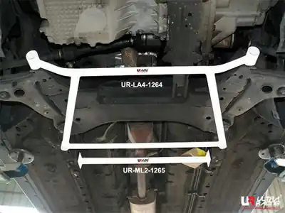 Superprijs Chery A5 06 + UltraRacing 4-punts H-brace Voor-onder