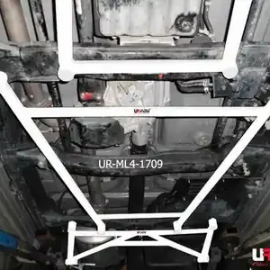 Budget Isuzu D-max 3.0D 02 + UltraRacing 4-punts Mid Lower brace