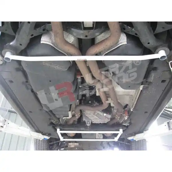 Audi Q7 4.2 08 + UltraRacing 2-punts achter Subframe brace 866 Ambachtelijk