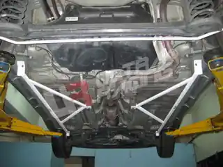 Toyota Yaris HB 05 + UltraRacing 2x 3-Point Floor/Side Bars Handgemaakt