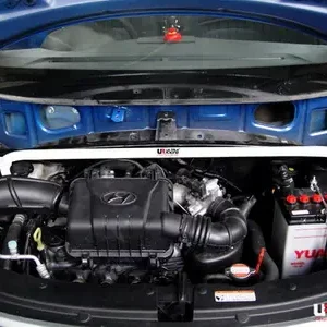 Op = Op Hyundai i10 UltraRacing 2-punts Veerpootbrug voor-boven