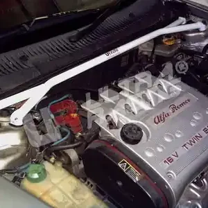 Tijdelijk Beschikbaar Alfa Romeo 156 UltraRacing 2-punts Veerpootbrug voor-boven