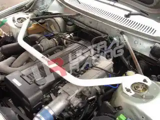 Topkwaliteit Volvo 240 UltraRacing 2-punts Veerpootbrug voor-boven