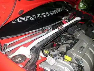 Renault Clio C 05 + UltraRacing 2-punts Veerpootbrug voor-boven Limited Edition